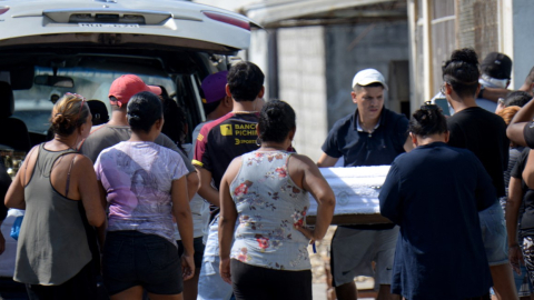 Un hombre carga el ataúd de uno de los cuatro niños asesinados, tras una nueva masacre en el Guasmo Sur, al sur de Guayaquil.