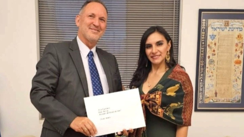 La vicepresidenta Verónica Abad junto a Gil Haskel, Jefe de Protocolo de Estado del Ministerio de Relaciones Exteriores Internacionales de Israel, el 12 de diciembre de 2023.