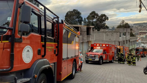 Vehículos del Cuerpo de Bomberos de Quito en una vivienda donde ocurrió una deflagración de gas, el 13 de diciembre de 2023.