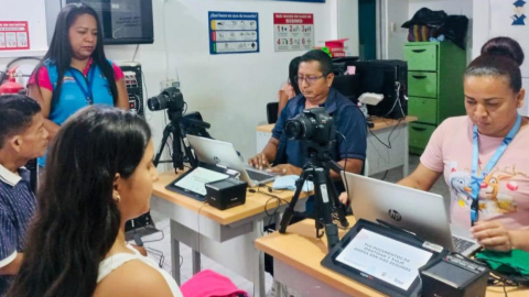 Dos personas en una oficina del Registro Civil en Esmeraldas, el 29 de noviembre de 2023. 