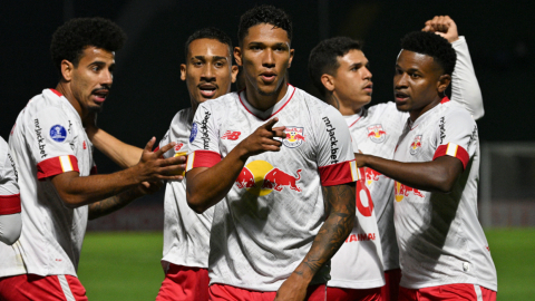 Red Bull Bragantino celebrando su gol ante Tacuary en la Copa Sudamericana, 28 de junio de 2023.