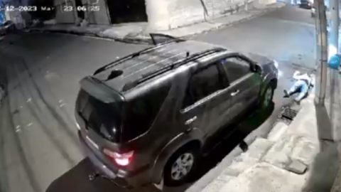 Un video muestra a un delicuente abatido junto a un auto en Sauces 9, Guayaquil, el 12 de diciembre de 2023.