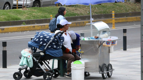 Venta informal de comida en Quito, Ecuador, en julio de 2023.