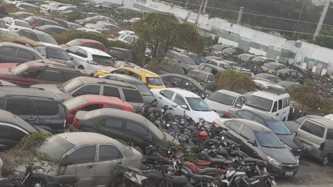 Automotores incautados en distintos operativos, en los patios de retención de la Policía, en Guayaquil, el 12 de diciembre de 2023.