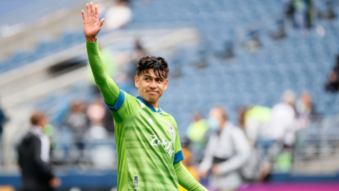 Xavier Arreaga de Seattle Sounders saluda a los fanáticos después del empate 1-1 contra Atlanta United, el 23 de mayo de 2021.