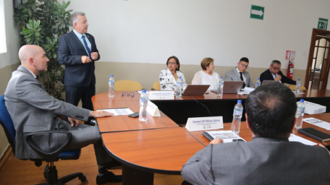 Gian Carlo Loffredo (izq)., ministro de Defensa, durante una reunión con funcionarios de la fábrica Santa Bárbara, el 12 de diciembre de 2023.