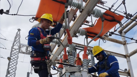 Trabajadores de la empresa eléctrica en tareas de mantenimiento a red de interconexión.