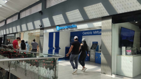 Imagen referencial de un banco en el norte de Quito, diciembre de 2023.