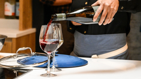 Imagen de archivo de un camarero sirviendo una copa de vino en un restaurante.