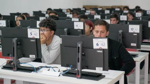 Bachilleres rinden el examen de ingreso en la Universidad de Cuenca, el 28 de julio de 2023.