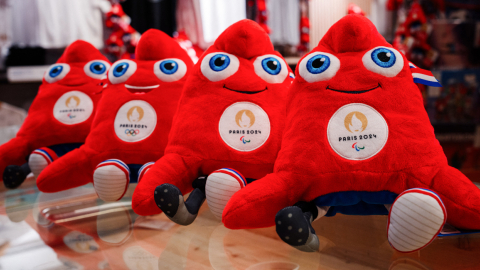 Las mascotas olímpicas oficiales de Phryges para los Juegos Olímpicos y Paralímpicos de verano de París 2024 se exhiben en la tienda oficial de París, el 15 de diciembre de 2023.