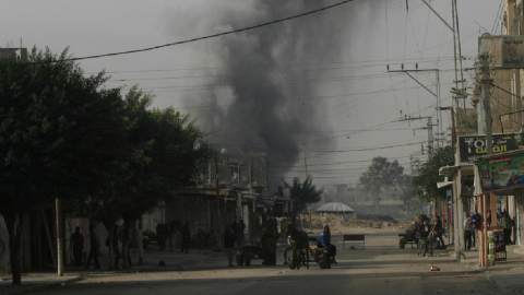 Una columna de humo marca el lugar del impacto de un bombardeo israelí en la Franja de Gaza.