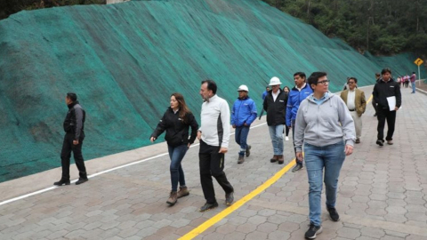 El alcalde de Quito, Pabel Muñoz, en la vía alterna a la avenida De los Conquistadores, el 15 de diciembre de 2023.