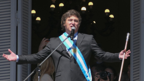 El presidente de Argentina, Javier Milei, sale al balcón de la Casa Rosada para saludar a simpatizantes, el 10 de diciembre de 2023.