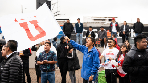 Hinchas de Liga de Quito realizan un banderazo previo a la final de la LigaPro.