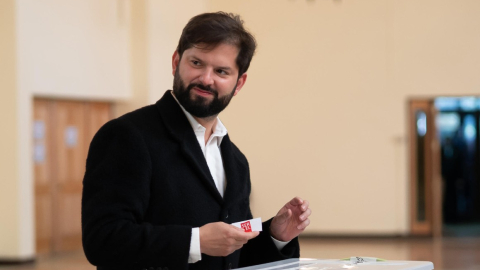 Gabriel Boric, presidente de Chile, vota en el plebiscito constitucional del 17 de diciembre.