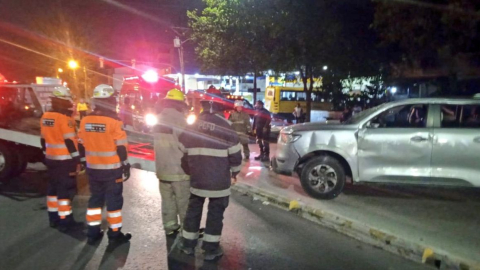 Paramédicos atienden un accidente de tránsito en Guayaquil el 18 de diciembre de 2023.