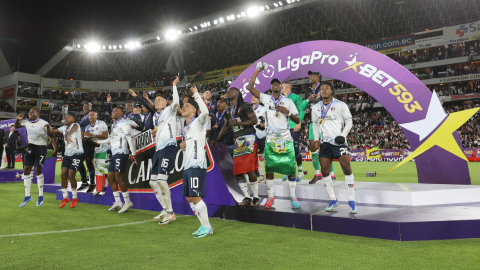 Jugadores de Liga festejando en el estadio Rodrigo Paz Delgado, domingo 17 de diciembre de 2023.