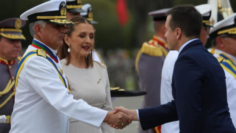 El presidente Daniel Noboa (derecha) saluda al jefe del comando conjunto de las FF.AA., Jaime Vela Erazo, en Quito, el 18 de diciembre de 2023.