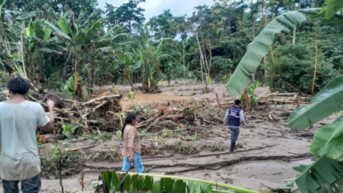 Los técnicos realizan la primera evaluación en las zonas afectadas por las fuertes lluvias en Pastaza, el 18 de diciembre de 2023.
