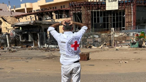 Un voluntario de la Cruz Roja Internacional en una misión.