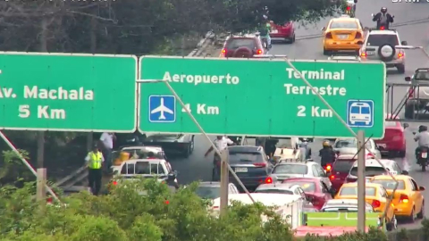 Vehículos circulan por el Puente de la Unidad Nacional, el 19 de diciembre de 2023.