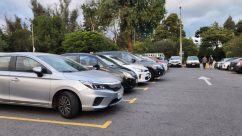 Autos parqueados en un estacionamiento del Municipio de Quito, el 18 de diciembre de 2023.