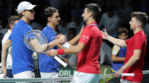 Jannik Sinner, Lorenzo Sonego junto Novak Djokovic y Momir Kecmanovic, 25 de noviembre de 2023.