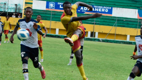 Imagen de la final de ida entre Aucas y Vargas Torres, en Esmeraldas, el 16 de diciembre de 2023.