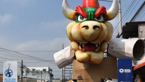 Uno de los monigotes gigantes que serán exhibido en la tradicional ruta del Suburbio en Guayaquil, en una imagen de noviembre de 2023.