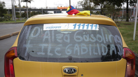 Un taxi con una leyenda en contra del aumento de la gasolina, durante una protesta en Bogotá, el 9 de agosto de 2023.