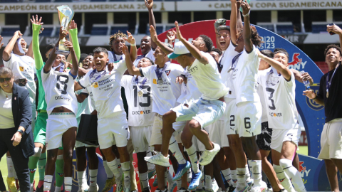 Los jugadores de Liga de Quito celebran el título nacional Sub 17 en el estadio Rodrigo Paz Delgado, el 20 de diciembre de 2023.