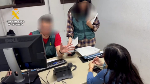 Miembros de la Guardia Civil de España interrogando a uno de los detenidos en un operativo contra ciberdelincuentes, el 20 de diciembre de 2023.