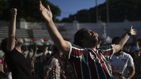 Hinchas de Fluminense celebran una victoria en el Mundial de Clubes, el 18 de diciembre de 2023.