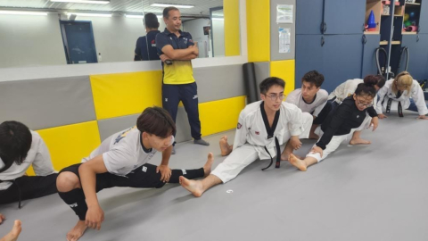 Deportistas ecuatorianos practican Poomsae.