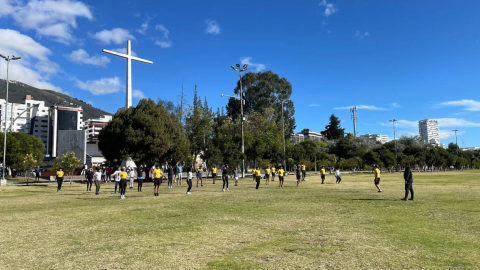 Personas hacen deporte en el parque La Carolina, en Quito, el 20 de julio de 2023. 