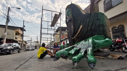 Un siniestro Gul'dan, el brujo orco del videojuego Warcraft, se levanta en la calle 16 y Alcedo en el Suburbio de Guayaquil. 