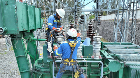 Mantenimiento de la Subestación Eléctrica Olímpico, en Quito, el 5 de diciembre de 2023.