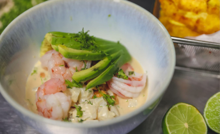 La gastronomía guayaquileña ofrece una variedad de platos hechos con mariscos y plátano verde, como el ceviche de camarón.