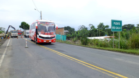 Un bus de transporte interprovincial atraviesa tramo del puente sobre el Estero Gala, en la vía Guayaquil-Machala, afectada por asaltos.