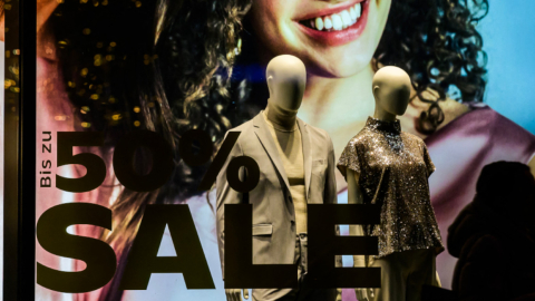 Imagen referencial de una tienda de ropa decorada por Navidad, el 14 de diciembre de 2023.