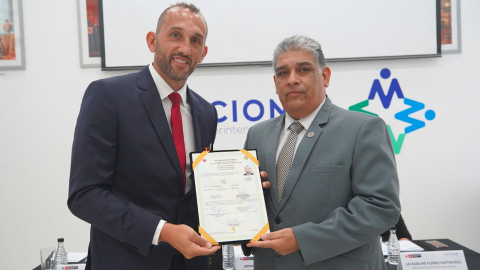 Hernán Barcos recibe su carta de naturalización en Perú, el 22 de diciembre de 2023.