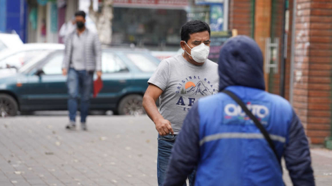 Una persona camina con mascarilla en Quito, en junio de 2022.