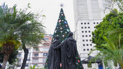 El árbol de Navidad colocado frente al hemicilo de la Rotonda, en el Malecón 2000