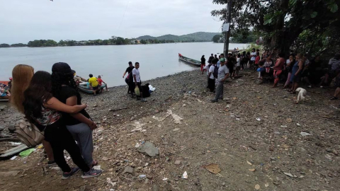 Momentos del rescate de dos personas ahogadas tras el naufragio de una canoa en el río Daule, el 25 de diciembre de 2023.