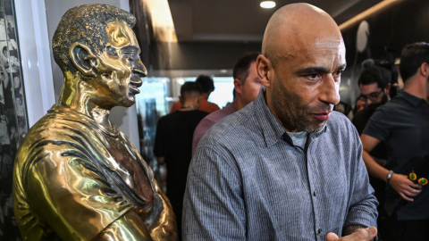 Edinho junto a una estatua de su padre Pelé, 15 de mayo de 2023.