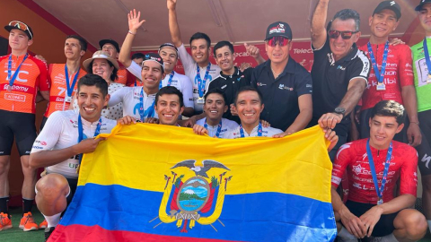 Los ciclistas del Movistar Best PC celebran tras ganar triple corona en la Vuelta a Costa Rica, el 25 de diciembre de 2023.