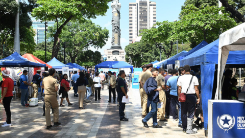 Imagen referencial de una feria ciudadana de servicios de la Alcaldía de Guayaquil, en el Parque Centenario, el 9 de diciembre de 2023.