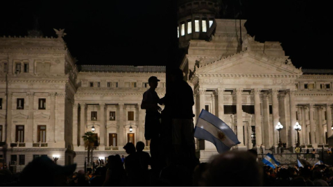 Docenas de personas participan en una manifestación contra las medidas anunciadas hoy por el presidente Javier Milei, frente al Congreso de la Nación en Buenos Aires (Argentina), el 20 de diciembre de 2023.