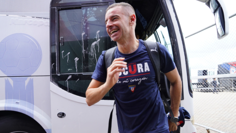 Adrián Gabbarini se baja del bus, antes de su última final con Liga de Quito.